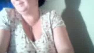 Esta señora madura nos muestra sus pechos