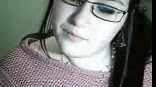 Esta jovencita muestra sus pechos grandes