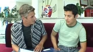 Se folla a este moreno en una entrevista