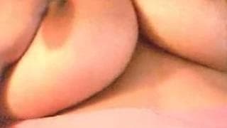 Elle se acaricia el cuerpo y se excita mucho