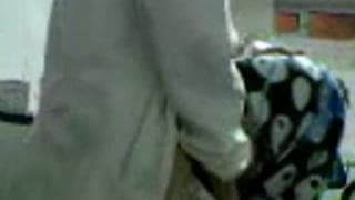 Este hombre folla en un laboratorio