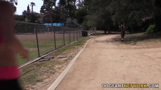 Carmen Callaway se calienta en el gimnasio