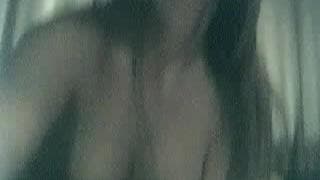 Ella excita a sus fanáticos tocándose el coño