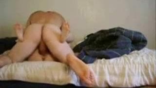 La tira en la cama y se la coge com puede