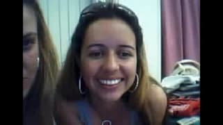 Ella se exhibe a sus amigos en la webcam