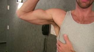 Este enmascarado se hace una paja