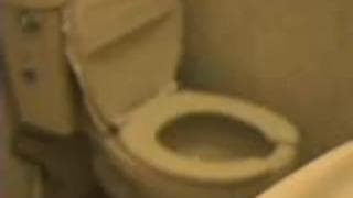 Esta gorda amateur se masturba en el bano