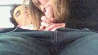 A esta rubia le gusta hacer ua buena mamada