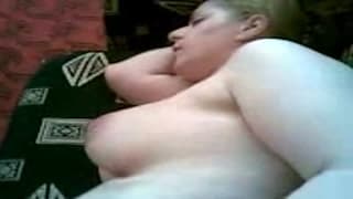 Esta mujer amateur quiere gozar con su boca