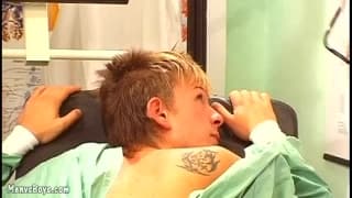 El doctor se folla a un joven paciente