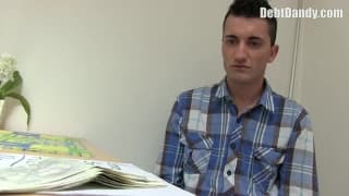 Este chico adora mamar el pene de su colega