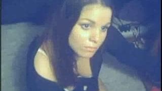 Una joven solitaria juega con su cono en casa