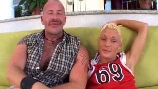 Este chico rubio se complace con uno maduro