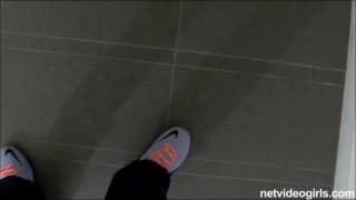 Esta rubia cachonda quiere complacerse