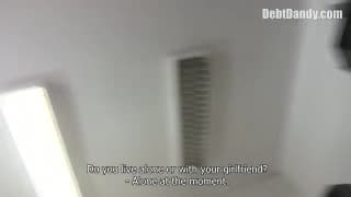 Él se desnuda y folla por unos dólares