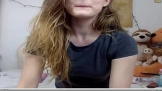 Esta chica se masturbará en su habitación