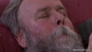 Ella goza follando con un viejo en el sofá