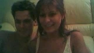 Hacen un vídeo de sexo casero en el sofá