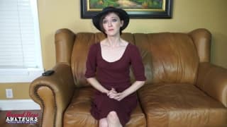 Ava Floods es una morena en un casting porno