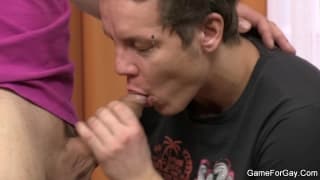 Estos dos gays disfrutan penetrándose el culo Estos dos gays disfrutan penetrándose el culo