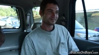 Keith Cook disfruta con la polla de un negro