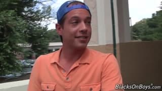 Caden Grey tiene dos amigos negros y gays