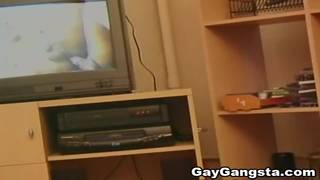 Este negro sabe que su amigo está excitado