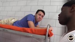 Un twink preso follado por un negrote