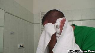 Seco en el baño con un una chica obesa