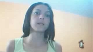 Esta joven morena se masturba en la webcam