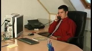 Una bella secretaria rubia emasiado sexy