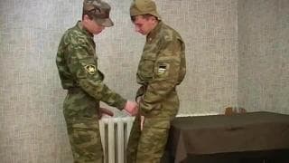 Dos gays militares quieren hacer puntería