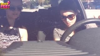 Los pies de esta mujer en el coche nos gustan