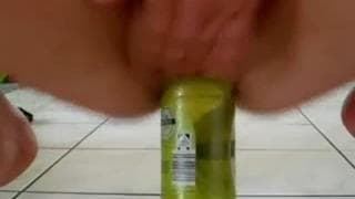 Esta puta nos muestra como usar una botella