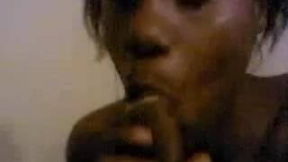 Esta negra no tiene mucha experiencia mamando