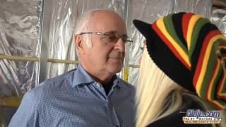 Alena es una puta que adora a los viejos