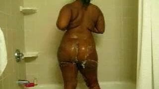 Esta negra se quita el calor en la ducha