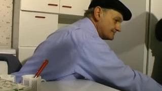 Una madura morena follando con sus vecinos