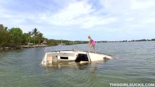 Rescatando a una puta rubia en el mar