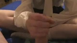 Una joven puta rusa haciéndole la paja en POV