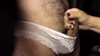 Este tio se viste las ropas de su chica