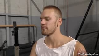 Una escena interracial con Aaron Jacobs !