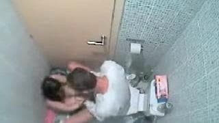 Esta chica adora mamar polla en el baño