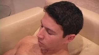 Este chico moreno y fuerte se hace una paja