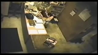 Esta chica está aburrida y quiere masturbarse