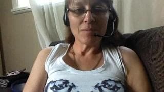 Esta Milf amateur solo piensa en masturbarse