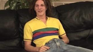 Joven de 19 años se desnuda y se masturba