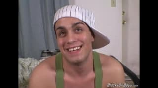 A este chico le gustan los negros peludos