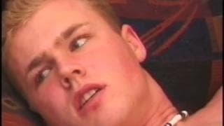 Brett Peters se da placer con sus manos