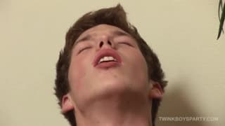 UN grupo de jóvenes disfrutando en grupo